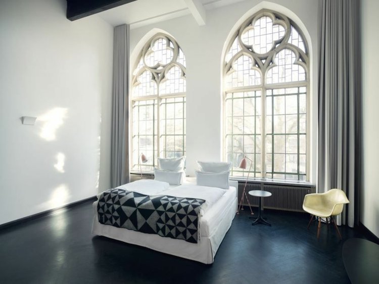 seng-sengegavl-fritstående-soveværelse-gotisk-vindue-eames-stol-møbler