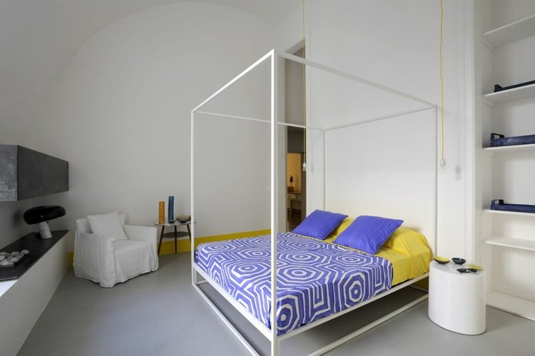 seng-uden hovedgærde-ungdoms-værelse-møbler-hvid-capri-seng-blå-gul