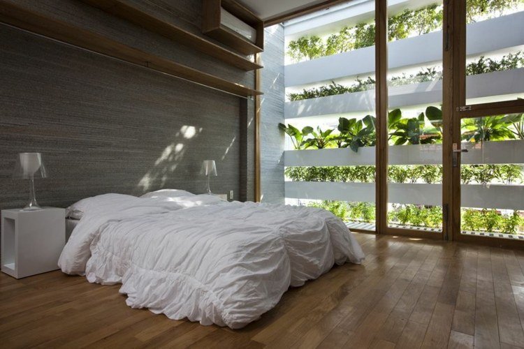 seng-sengegavl-romantisk-design-lodret-have-plante-vindue