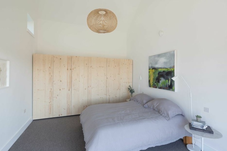seng-sengegavl-soveværelse-vandtårn-garderobe-lyst træ-sengebord