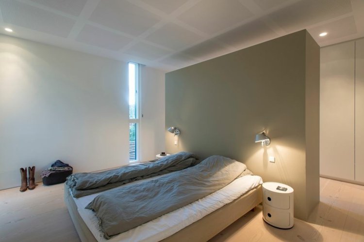 seng-sengegavl-grå-skillevæg-idé-enkel-møblering-soveværelse