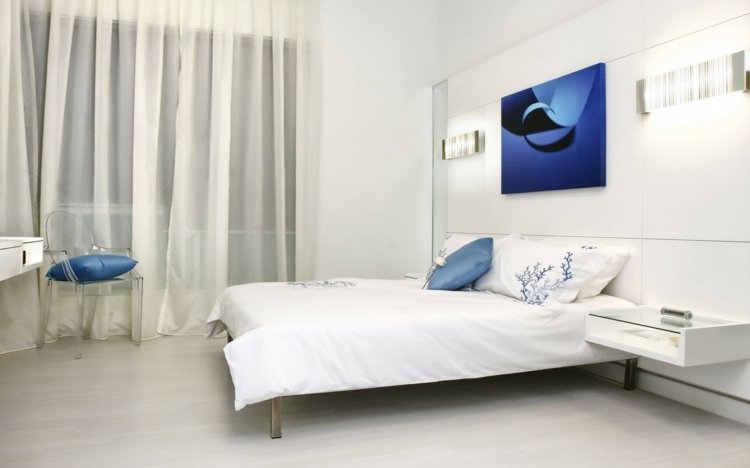 seng-sengegavl-hvid-indvendig-blå-accenter-minimalistiske lamper