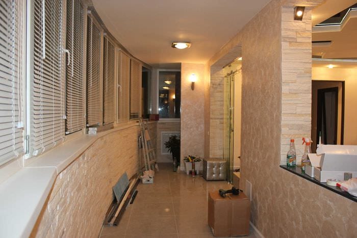 variant av en lys fasade av en leilighet med dekorativt gips