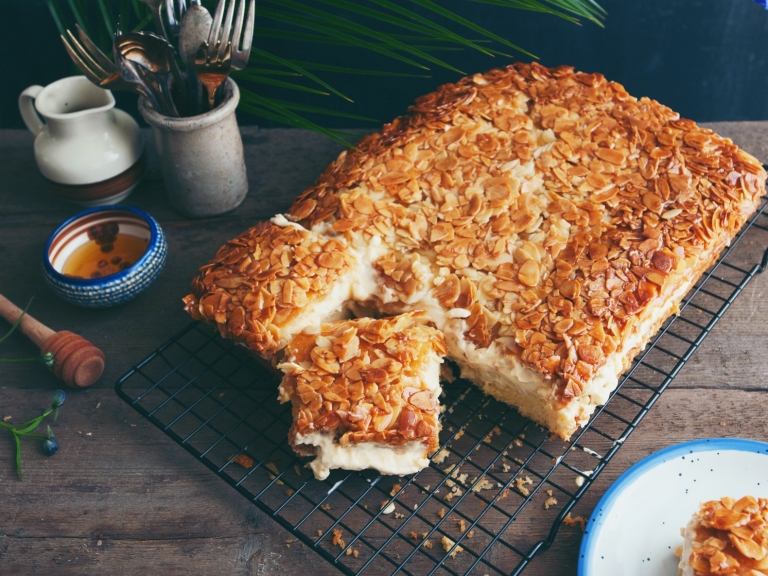 Bi sting kage opskrift klassiker med mandler og honning vanilje fløde low carb hurtig dessert