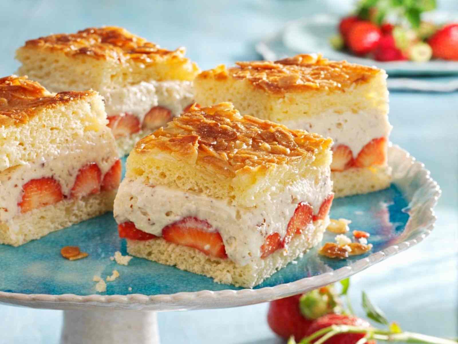 Bi sting ark kage med jordbær vanille påfyldning mandel skiver hurtig lav-kalorieindhold lav-carb dessert