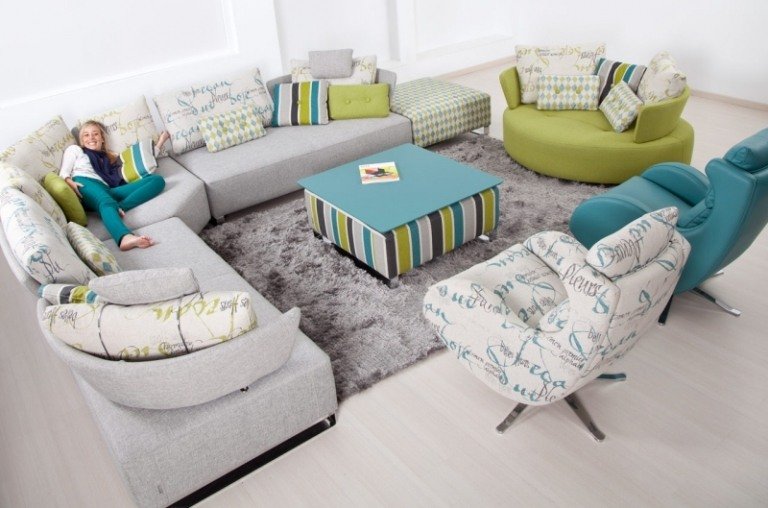 Stor-sofa-grå-dekorative-puder-farverige-polstring-pantom