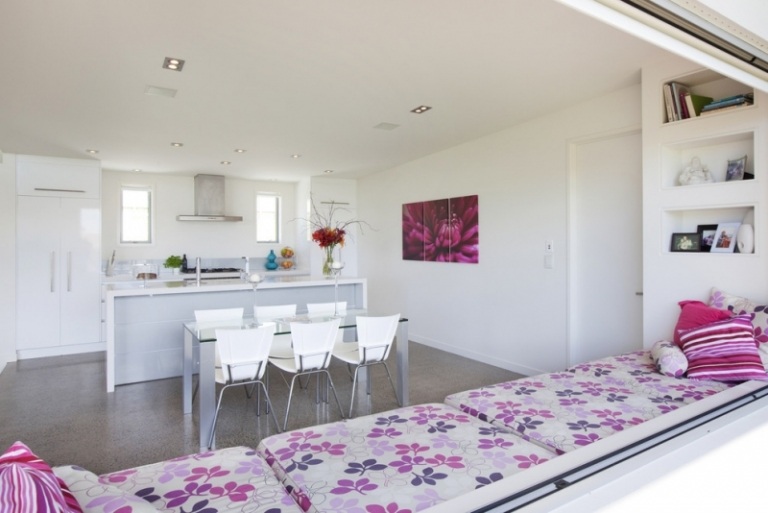 Billeder-køkken-pink-blomster-hvid-front-sofa