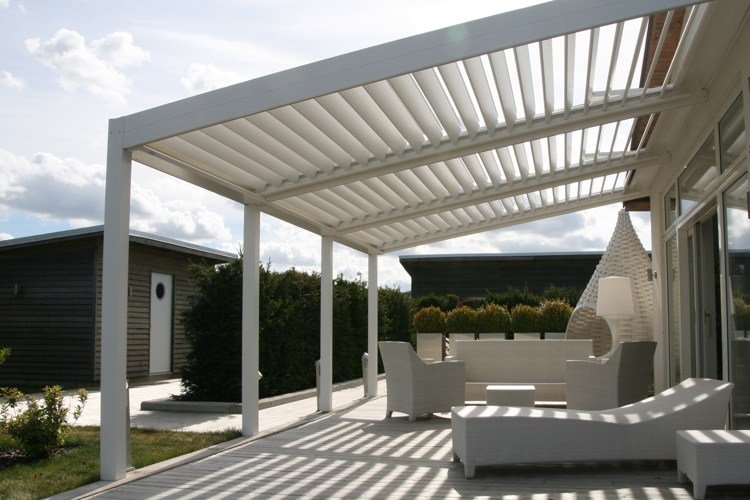 bioklimatisk-pergola-hvid-terrasse-moderne-solbeskyttelse-regnbeskyttelse