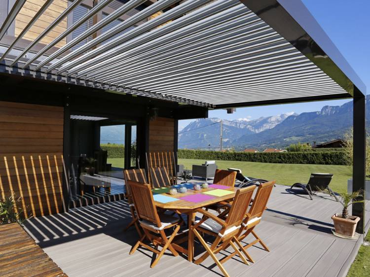bioklimatisk-pergola-terrasse-tagdækning-træplanker-moderne havebord