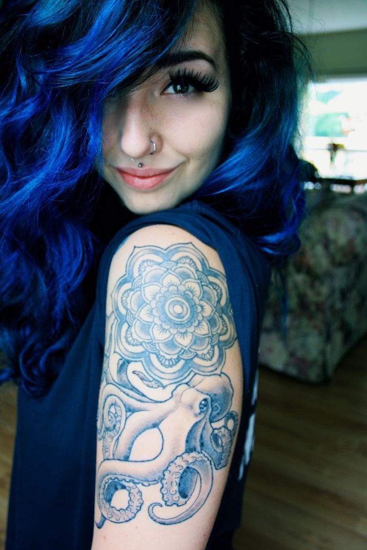blå hår ocean hårfarver trend mørk tatovering