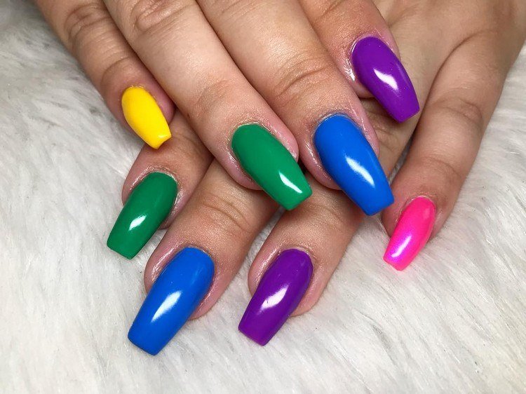 Rainbow Nails sømtrend 2021 neonfarver neglelak