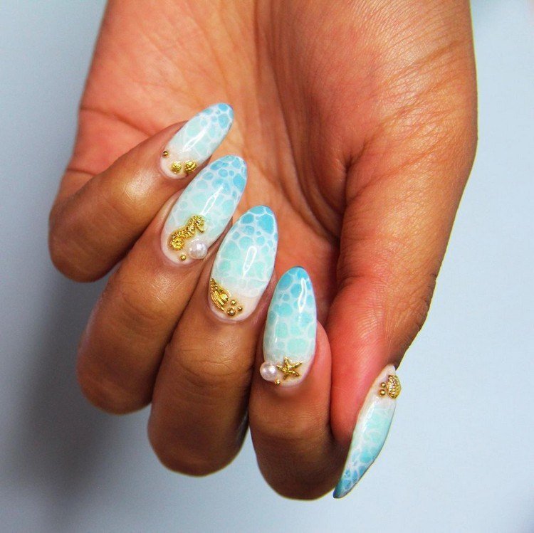 Babyblå negle trend negle i mandelform Pearl Nails