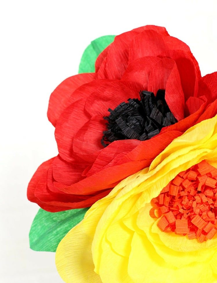 Lav XXL blomster af crepe papir i lyse farver - enkle instruktioner