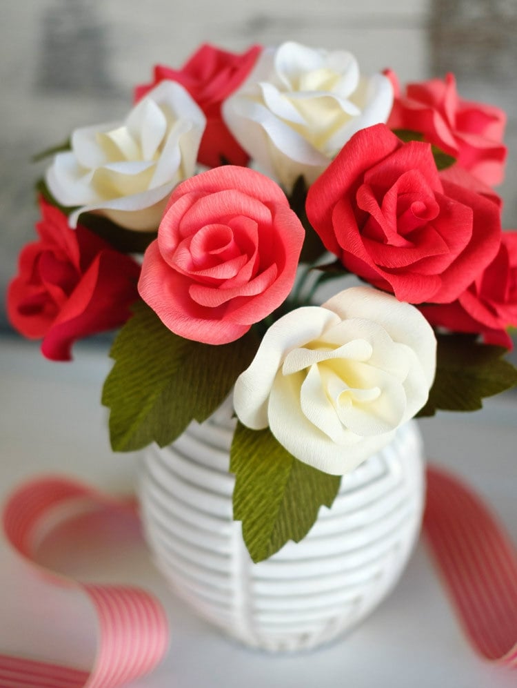 Lav roser af crepe -papir til smukke kunstige blomsterbuketter