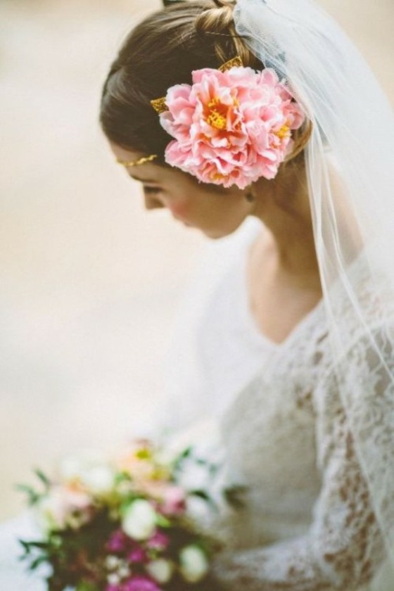lyserød-gul-blomst-med-slør-til-brylluppet
