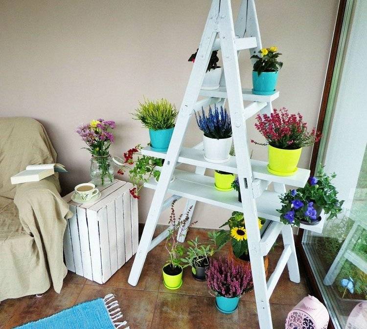 Byg dit eget blomsterstativ blomsterstige-blomsterhylde-hvidt-træ-DIY-urtepotter-plante-værelse
