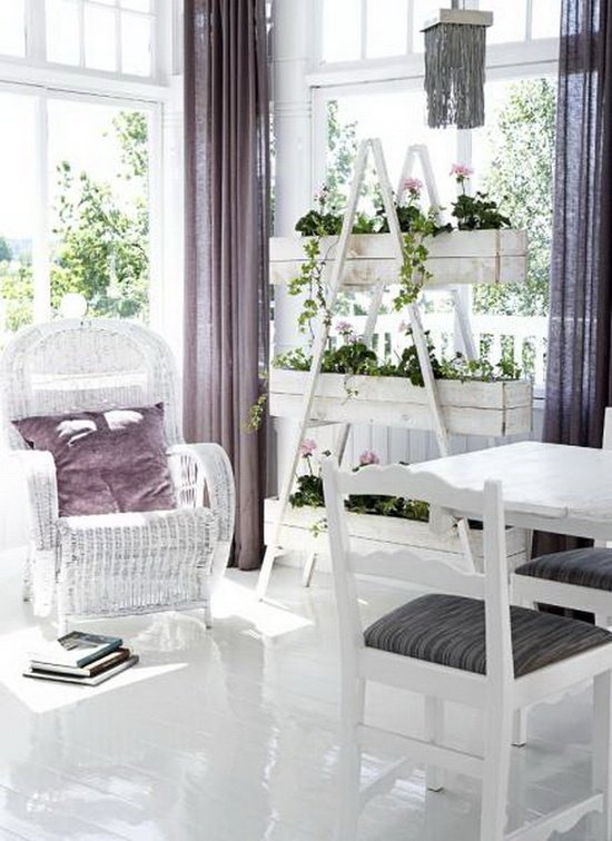 Blomsterstand bygge dig selv stige hvide møbler lilla gardiner