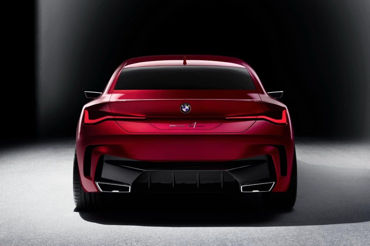 bagsiden af ​​den nye bilmodel bmw concept 4 med to udstødninger