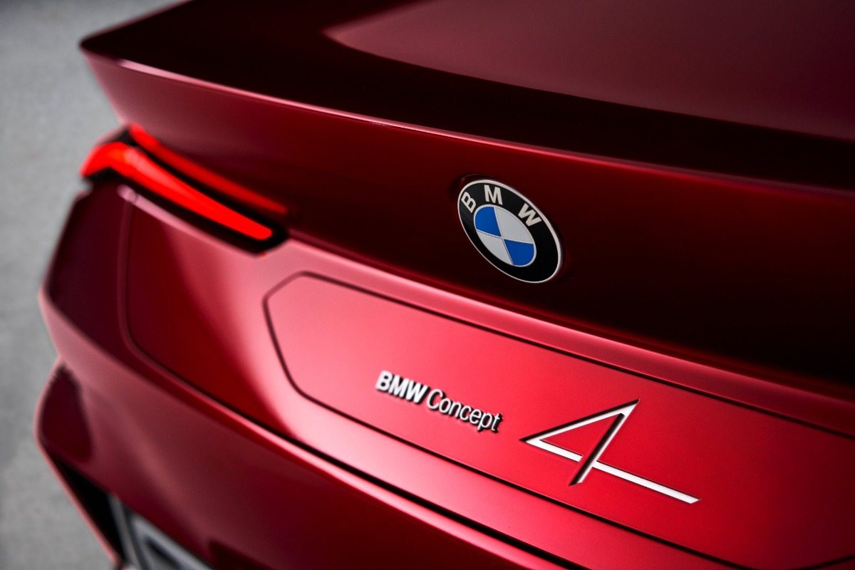 den røde bils emblem med inskriptionen af ​​modellen bmw concept 4