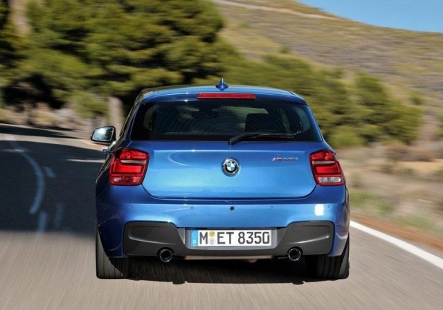 BMW M135i og VW Golf R hetchback blå bagfra