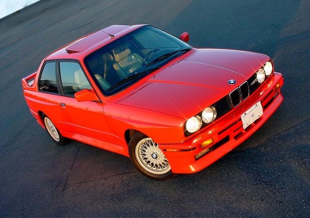 BMW-M3-E30-antenne-billede-rød-side