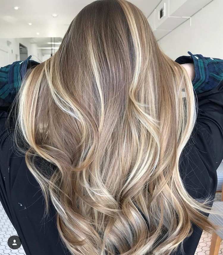 Brunt hår med blond fremhævningstavle balayage hårtrimmer