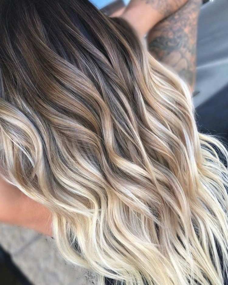 Board Balayage Hair Trend Blondt hår med mørke tråde