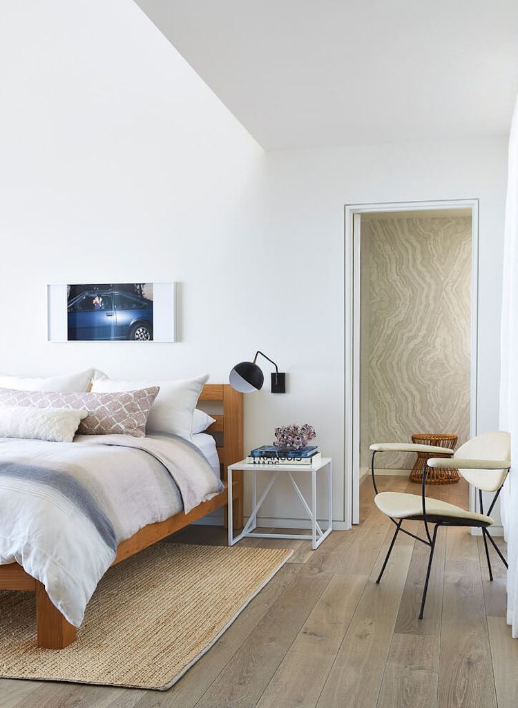 gulv-træ-look-moderne-soveværelse-hvidt-sand-farve-sengebord