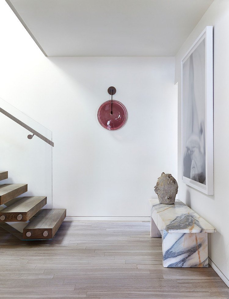 gulv-træ-look-moderne-marmor-lys-trappe-glas gelænder