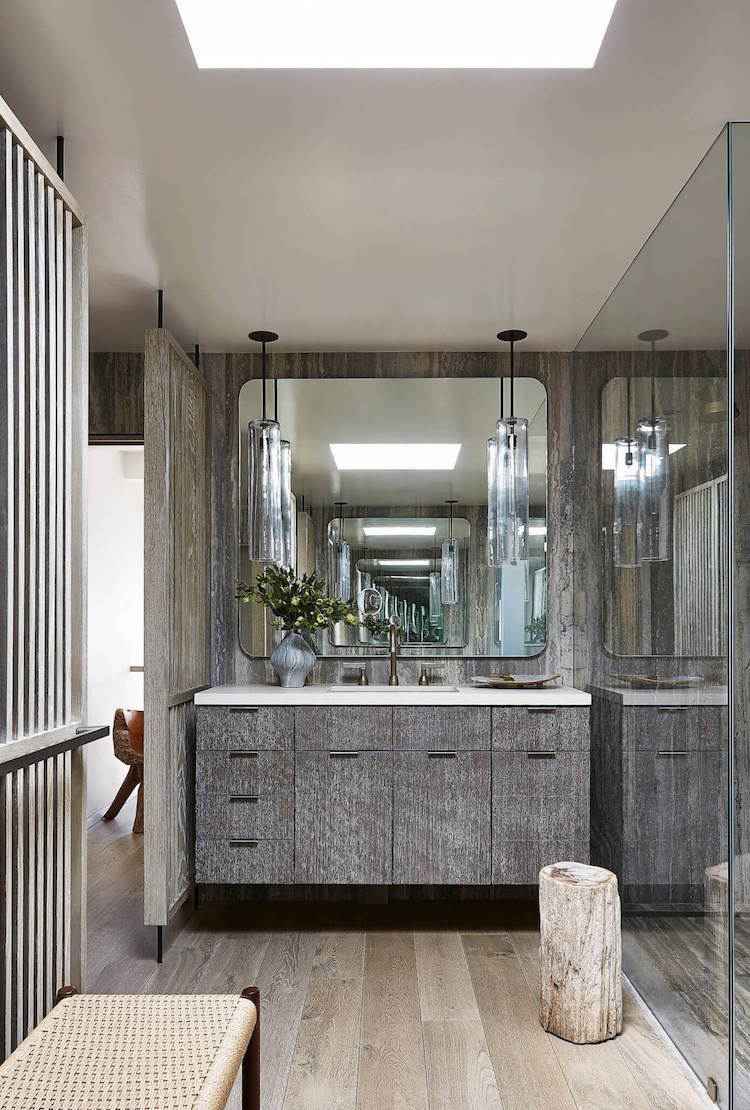 gulv-træ-look-moderne-badeværelse-rustikt-glas væg-trægulv