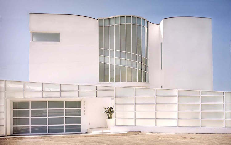strandhus-moderne-arkitektur-glas-facade-hvid-malibu-california
