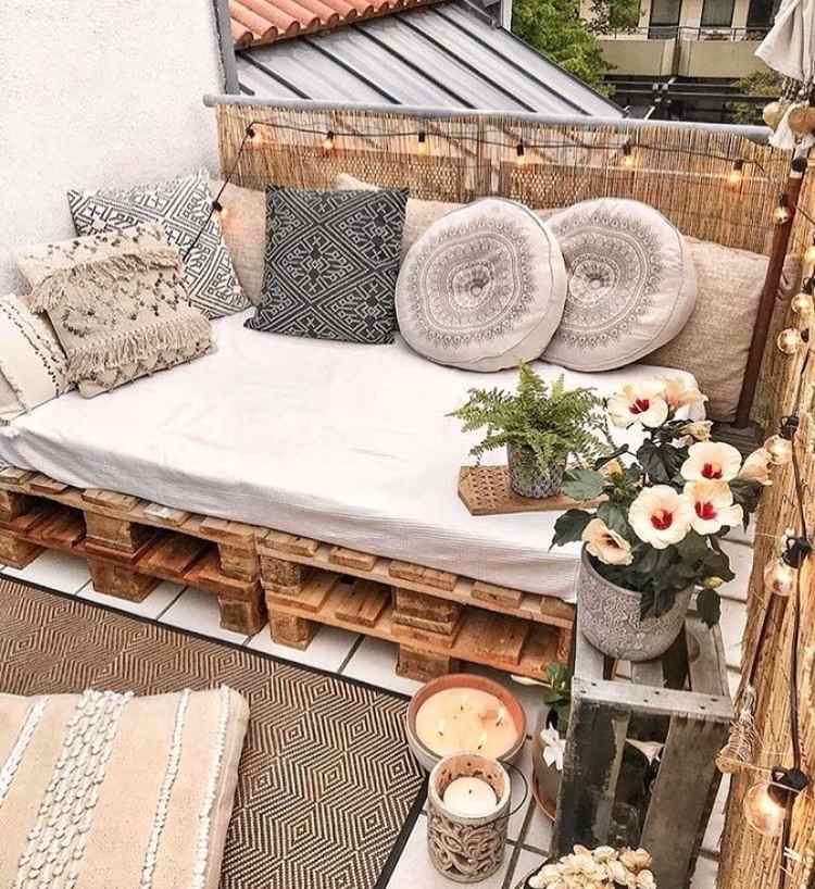 Boho altan sofa lavet af paller dekoreret med smukke puder