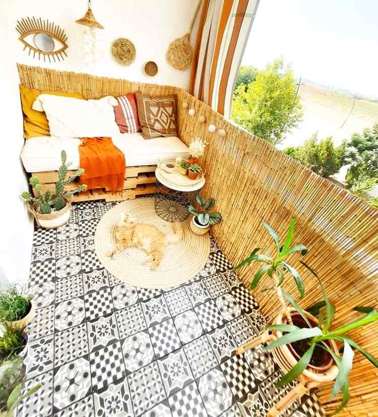 Boho altan med mønstrede gulvfliser og privatlivsskærme i bambus