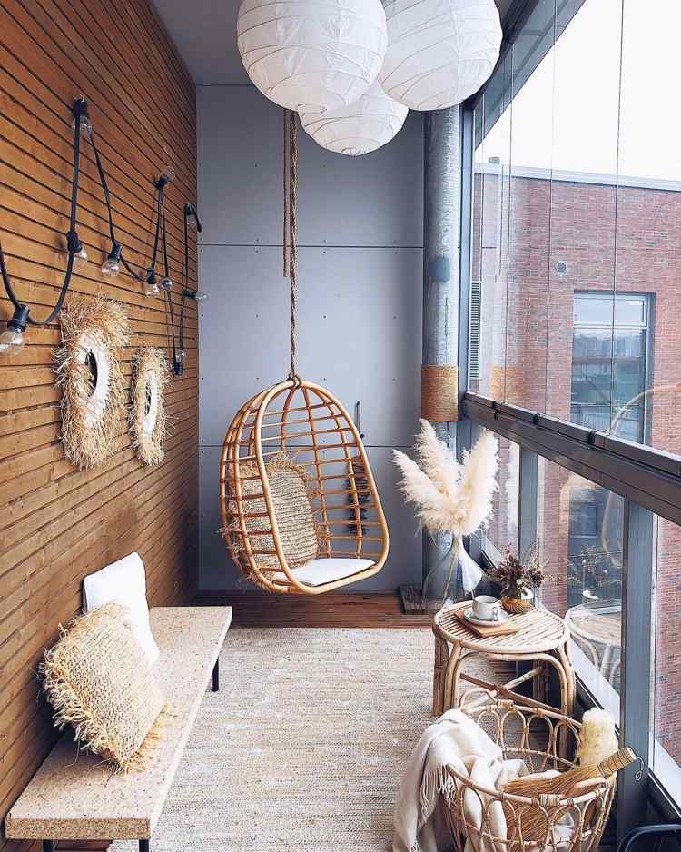 Boho look altan med hængestol i rattan og dekoration med tørt græs