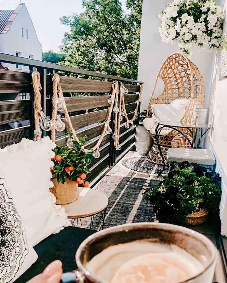 Balkondekoration i boho -stil med lænestol