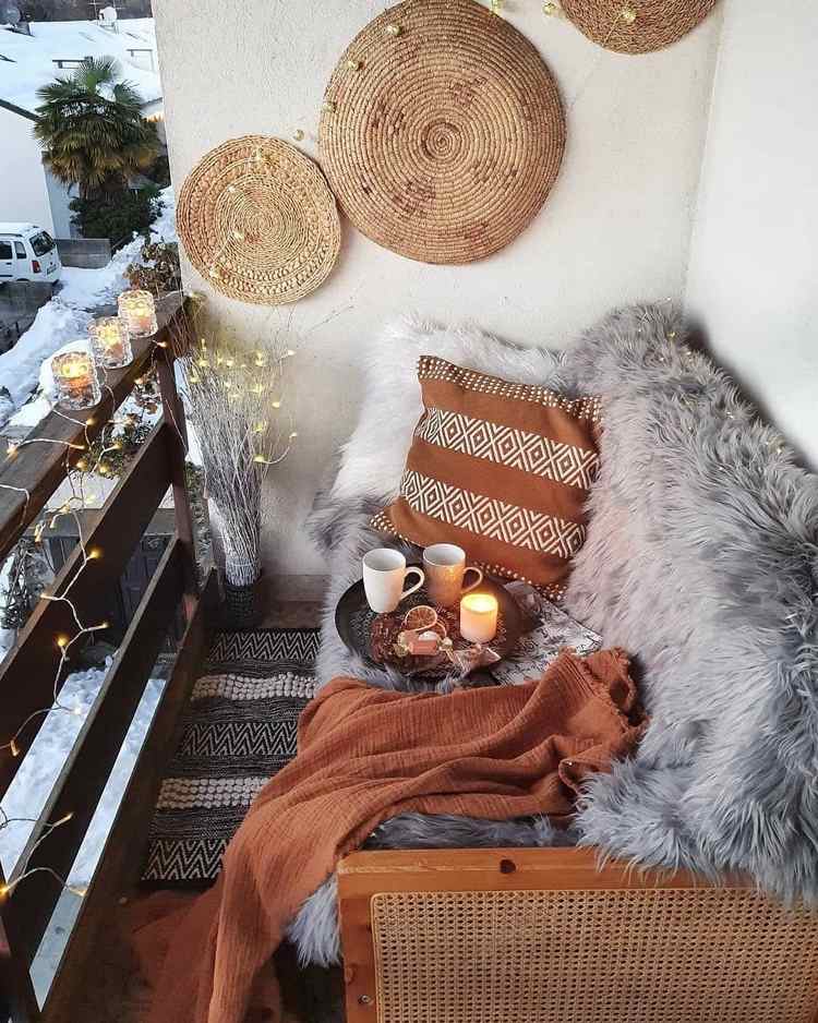 Boho altan om vinteren med hyggeligt tilbehør