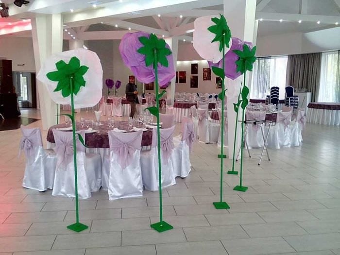 ροζ χάρτινα λουλούδια στη διακόσμηση της αίθουσας