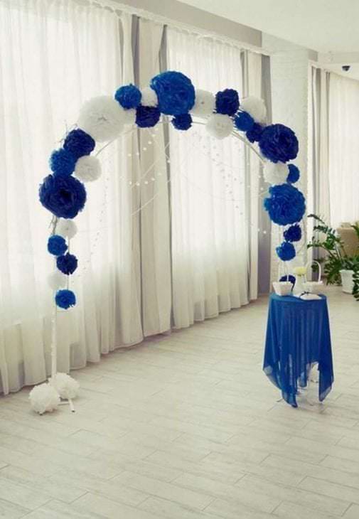 modré papierové kvety vo vnútri haly