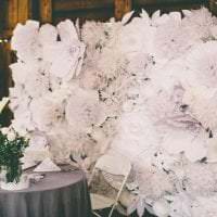 λουλούδια από λευκό χαρτί στην πρόσοψη της εορταστικής αίθουσας φωτογραφίας