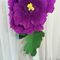 πολύχρωμα χάρτινα λουλούδια στο ντεκόρ της εορταστικής εικόνας της αίθουσας
