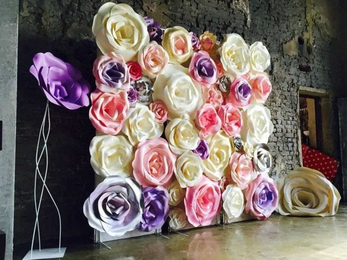 ružové papierové kvety vo výzdobe siene