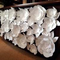 λουλούδια από λευκό χαρτί στο ντεκόρ της εικόνας της εορταστικής αίθουσας