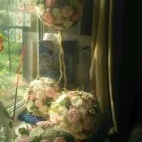 πολύχρωμα χάρτινα λουλούδια στη διακόσμηση της φωτογραφικής αίθουσας
