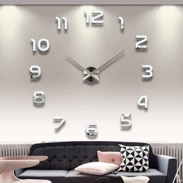 ceas de lemn în bucătărie în stilul minimalismului