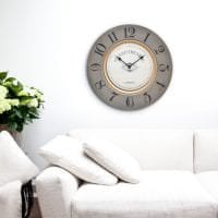 ceas metalic pe hol în stilul minimalismului fotografie