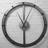 ξύλινο ρολόι στο υπνοδωμάτιο σε στυλ υψηλής τεχνολογίας