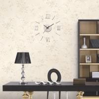 μεταλλικό ρολόι στο υπνοδωμάτιο σε φωτογραφία οικολογικού στυλ