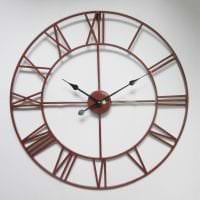 ceas din lemn în sufragerie în stilul imaginii minimaliste