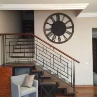metallklocka i vardagsrummet i stil med minimalism foto