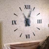 πλαστικό ρολόι στο σαλόνι σε στιλ μινιμαλιστικής εικόνας